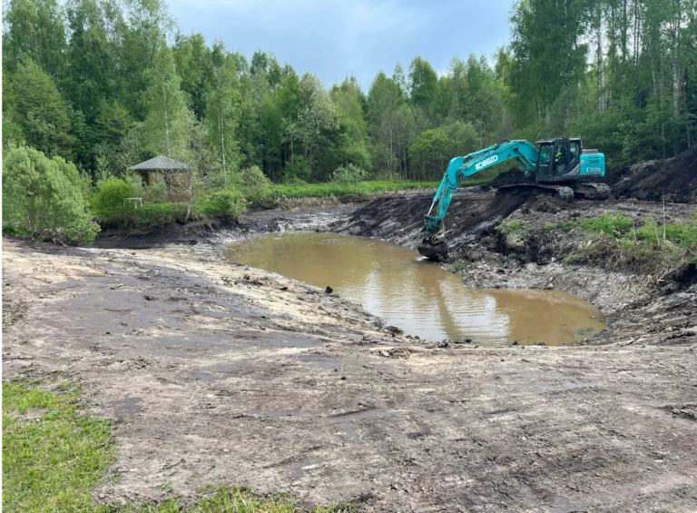 Kobelco kopp kaevab tiiki