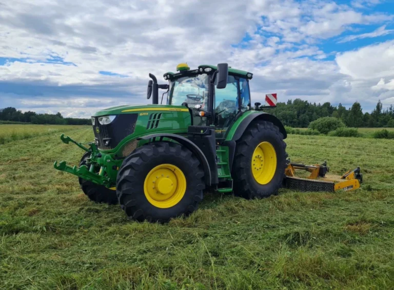 John Deere'i traktor niidab niidukiga põldu