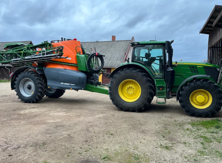 John Deere traktor põldu pritsimas