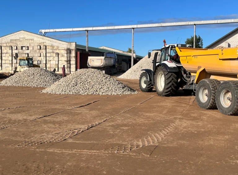 Valtra veab käruga killustikku